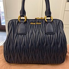 Miu Miu 羊毛外套 羊剪絨羊羔毛短顆粒皮草外套 不分年齡顯年輕款 氣質甜美 皮毛一體 質感相當好 趁過季買太划算了 尤其這是黑白基本款 歷史價格詳細信息