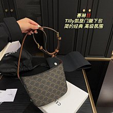 品牌CELINE尺寸44短袖圓領針織上衣（櫃3上）肩16胸18長24袖9吋100%VISCOSE 歷史價格詳細信息