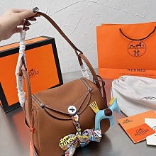 Hermes 這款飯盒包帆布的材質不壹樣，帆布的質感強，又耐用，經緯紗均用多股線交織，這款包采用的是粗帆布，使得織物堅牢耐折 歷史價格詳細信息