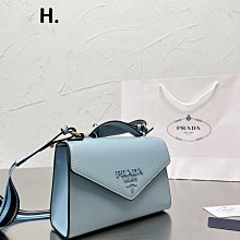 款式：普拉達Prada胸口盾徽羊毛毛衣顏色：圖片色尺碼：S-XXL面料：羊毛：全套無性別區分 男女同款 NO15912 歷史價格詳細信息