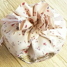 Les merveilleuses LADURRE夢幻唯美糖霜蕾織蜜粉(盒+粉芯）購於日本Daimaru百貨 歷史價格詳細信息
