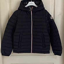 MONCLER 連帽羽絨外套，胸前Logo網布貼繡，背後地球搭配字母標識印花工藝，充絨量高，運用直充技術的完美填充 歷史價格詳細信息