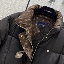 LV 羽絨背心 新款monogram 珩縫棉馬甲 採用襯墊科技，以全幅 Iv monogram 刺繡勾勒珩縫紋理。全內襯設計搭配柔軟羅紋衣領 歷史價格詳細信息