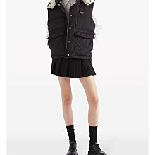Prada 連帽外套 顯瘦！顯腿長！保暖連帽收腰！經典三角標立體口袋尼龍拉鍊帶帽收腰外套 歷史價格詳細信息
