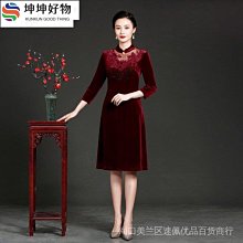 媽媽禮服 改良旗袍禮服 春秋季新式絲絨改良戴旗袍禮服 中年女長款氣質媽媽裝 婚宴聚會禮服裝 端莊大氣典雅時尚大尺~躍野好物~ 歷史價格詳細信息