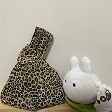 豹紋圖騰 流蘇圍巾 披肩 一年四季必備單品 夏天冷氣房 冬天保暖 不可或缺精品 鐵灰色 隨貨贈收納袋 歷史價格詳細信息