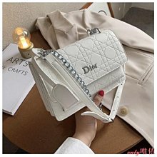 斜挎包側背包 上新小包包女2022春季新款潮ins百搭寬肩帶小方包復古單肩斜挎包 歷史價格詳細信息