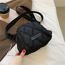 ????寬頻菱格包包女 新款時尚高級感小眾斜背包夏季百搭斜挎水桶包-時尚箱包 歷史價格詳細信息