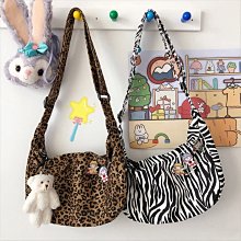 新品現貨 韓版百搭 小包包流行簡約字母寬頻斜背包個性ins小方包女-李李 韓國女裝 歷史價格詳細信息