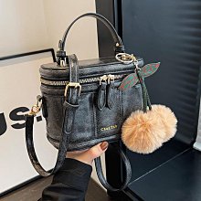 手提包 水桶包 高級感洋氣小包包女2024新款流行寬肩帶斜挎包時尚爆款通勤水桶包-悅享樂購滿599免運 歷史價格詳細信息