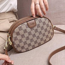 軟皮包包女新款圓筒枕頭包時尚百搭潮流字母寬肩帶單肩斜跨包--麥包包 歷史價格詳細信息