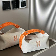 Hermes 這款飯盒包帆布的材質不壹樣，帆布的質感強，又耐用，經緯紗均用多股線交織，這款包采用的是粗帆布，使得織物堅牢耐折 歷史價格詳細信息