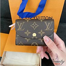 LV*卡夾 翻蓋飾有路易威登銘紋按扣，下設風琴隔層和卡片夾層。精致時尚，成就贈禮佳選。 歷史價格詳細信息