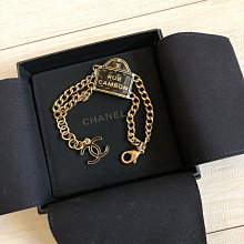 已售香奈兒金色胸針 紅色羊皮穿鍊 法國質感細節 珍珠寶石 航海風徽章風 Chanel pin brooch 紅色藍色金色配搭 vintage 寶石切割感coco 歷史價格詳細信息