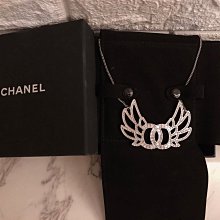 已售香奈兒金色胸針 紅色羊皮穿鍊 法國質感細節 珍珠寶石 航海風徽章風 Chanel pin brooch 紅色藍色金色配搭 vintage 寶石切割感coco 歷史價格詳細信息