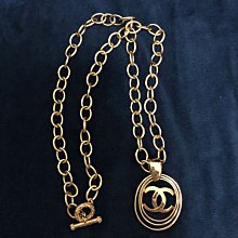 已售香奈兒金色胸針 紅色羊皮穿鍊 法國質感細節 珍珠寶石 航海風徽章風 Chanel pin brooch 紅色藍色金色配搭 vintage 寶石切割感coco 歷史價格詳細信息