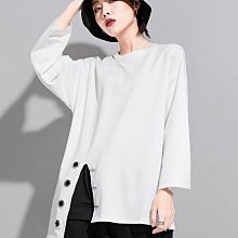 女人衣櫥㊕夏秋裝輕熟女人味高雅 黑色/藍色花邊圓領蝙蝠袖 抓褶下擺臀長上衣罩衫 大尺碼超大胸132.D438♥ 歷史價格詳細信息