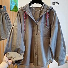 女人衣櫥㊕秋裝小資歐美版型簡約大地色 淺卡其/深焦糖色胸口袋單排釦 垮肩長袖連帽垂帶臀長上衣帽T風衣外套 大尺碼超大胸108-148.C785♥ 價格比較,價格查詢,歷史價格詳細信息