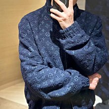 LV外套 立領空氣層 超帥噴花紋潮流新品 專櫃熱賣款 不俗氣時尚百搭款M-3XL版型完美 舒服百搭實穿 歷史價格詳細信息