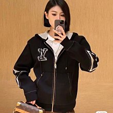 LV外套 立領空氣層 超帥噴花紋潮流新品 專櫃熱賣款 不俗氣時尚百搭款M-3XL版型完美 舒服百搭實穿 歷史價格詳細信息