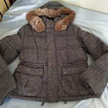 立領連帽毛球英字拉鍊口袋羽絨棉背心外套(黑.紅.綠M-3L)-J236熊衣褲語 歷史價格詳細信息