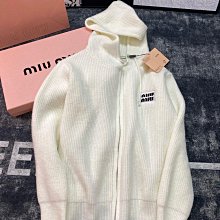 Miu Miu 羊毛外套 羊剪絨羊羔毛短顆粒皮草外套 不分年齡顯年輕款 氣質甜美 皮毛一體 質感相當好 趁過季買太划算了 尤其這是黑白基本款 歷史價格詳細信息