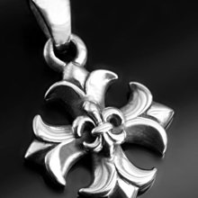 【創銀坊】皇家聖百合 925純銀 墜子 鳶尾花 十字架 哈雷 騎士 克羅心 龐克 搖滾 重機 鷹 項鍊(P-11809) 歷史價格詳細信息