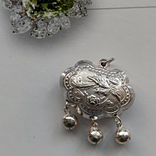 【開運如意閣】胸墜.吊飾-925純銀立體如意鎖片-長命富貴.鳳凰圖-下方3個銀鈴鐺-長寬厚28*21*8mm附紅色中國繩 價格比較,價格查詢,歷史價格詳細信息
