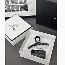 新款 Chanel 卡夾前面可不是中看不中用的設計，可以開的啊～一百分就給您了 歷史價格詳細信息