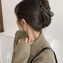 後腦勺磨砂線條珍珠抓夾大號秋冬髮夾女2023新款高級感鯊魚夾頭飾 歷史價格詳細信息