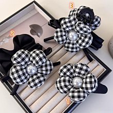 {朵朵韓飾} C3432 韓國直送(正韓)-法式氣質彩虹草編花朵扭扭髮夾(二色) 歷史價格詳細信息