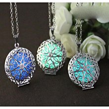 天然飾品 夜光吊墜小蘋果項鏈 鏤空金屬鎖骨項鏈熒光石吊墜飾品 歷史價格詳細信息
