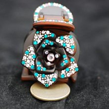 奇士水晶-特殊原礦稀有千層藍針金字塔骨幹晶柱-顯針狀金字塔向上層疊-不照光六面都能看見金字塔-附專用實木底座 歷史價格詳細信息