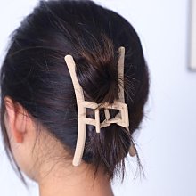 新款抓夾輕奢優雅花朵髮飾後腦勺盤發發夾鯊魚夾法式金屬髮卡 歷史價格詳細信息