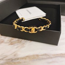 已售香奈兒金色胸針 紅色羊皮穿鍊 法國質感細節 珍珠寶石 航海風徽章風 Chanel pin brooch 紅色藍色金色配搭 vintage 寶石切割感coco 歷史價格詳細信息