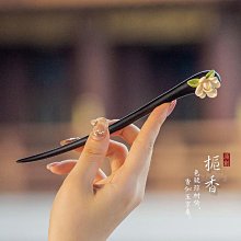 【熱賣】高端檀木圓盤按摩梳頭部頭皮經絡梳毛囊疏通神器養發保健梳子通用 歷史價格詳細信息