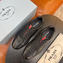 PRADA普拉達男士羽絨外套 連帽外套，五星推薦，銀座限定款，此款採用獨特的雙層輕質粘合錦綸面料精心打造，憑借著無法超越的優勢 歷史價格詳細信息