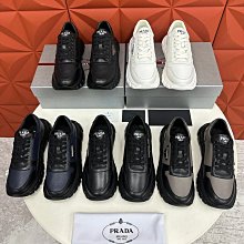 Prada 家24新款重工巨獻專柜同步路易24春季新品巨獻男女同款短袖，男女同款極具設計感的中性版型彰顯性格品味，采用260克純棉 NO15435 歷史價格詳細信息