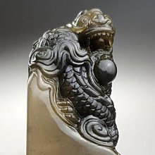 鳳崗文創--{石雕310}—巧色精工---德禽知仙草—林六鳴--尺寸約: 4.4*4.4*9.3cm 歷史價格詳細信息