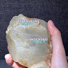 善伯洞石的特徵很明顯，老性善伯洞石中有金砂點，有的石中有粉白色的色斑，俗稱“花生糕”。善伯洞石的質地微堅而又帶有韌性，所以雕刻鑿坯時比較吃力。 歷史價格詳細信息