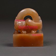 善伯洞石的特徵很明顯，老性善伯洞石中有金砂點，有的石中有粉白色的色斑，俗稱“花生糕”。善伯洞石的質地微堅而又帶有韌性，所以雕刻鑿坯時比較吃力。 歷史價格詳細信息