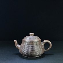 紫砂壺品名：竹編梅花底款：汪寅仙材質：紫砂容量：320cc 出水孔：網孔尺寸  169.5cm底款介紹：汪寅仙（1943年6月16 FG11368 歷史價格詳細信息