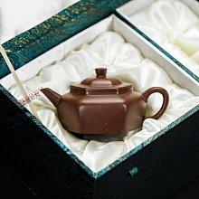 可議價 紫砂壺 方壺 全手工 小僧帽 100cc 粗砂青灰泥高溫燒制 砂料純正 舊藏 古玩 紫砂壺 二手【民國古玩】-1095 歷史價格詳細信息