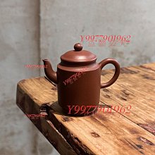 ????宜興紫砂廠 舖砂 三足牛蓋壺????壺名：三足牛蓋蓋款：園林泥料：紫泥鋪砂容量：約180cc出水：梅花 7孔廠壺：泥優型正窯火足 歷史價格詳細信息
