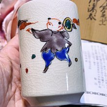 日本九谷燒陶藝大師 山上竹凰 春秋花瓶 兩種交趾釉花草圖案，全新全品帶原木盒陶歷，底款手簽竹凰，這春秋花瓶器型少見，帶掛耳，可作掛花瓶，也可 歷史價格詳細信息