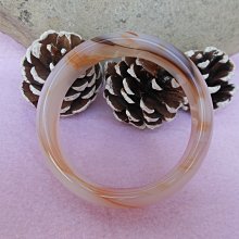 天然玉髓手鐲-B0876- 寬14.2mm厚7.5mm 內徑56.2mm約17.8圍 ♥️特價600元 歷史價格詳細信息