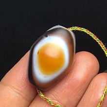 老瑪瑙珠子，纏絲瑪瑙橄欖珠，穿孔老道，其肉質細膩，色澤古雅，包漿自然柔美，沉穩內斂，工藝精 歷史價格詳細信息