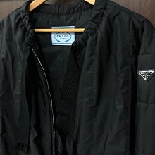 PRADA 經典三角牌LOGO單扣雙口袋大款束口尼龍後背包 (黑色) 歷史價格詳細信息