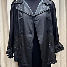Prada 風衣 外套 夾克，都市通勤商務休閒款，經典大火的長紅條系列，簡潔百搭有內涵和實用性兼備的一款 ，整體版型精緻立體 歷史價格詳細信息