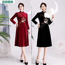 媽媽禮服 改良旗袍禮服 春秋季新式絲絨改良戴旗袍禮服 中年女長款氣質媽媽裝 婚宴聚會禮服裝 端莊大氣典雅時尚大尺~躍野好物~ 歷史價格詳細信息